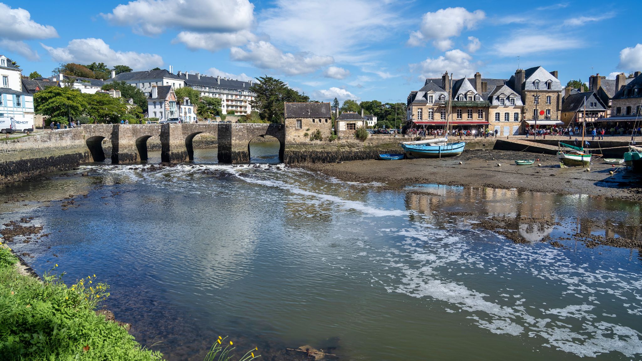 Port d'Auray mit der historischen Pont de Saint-Goustan